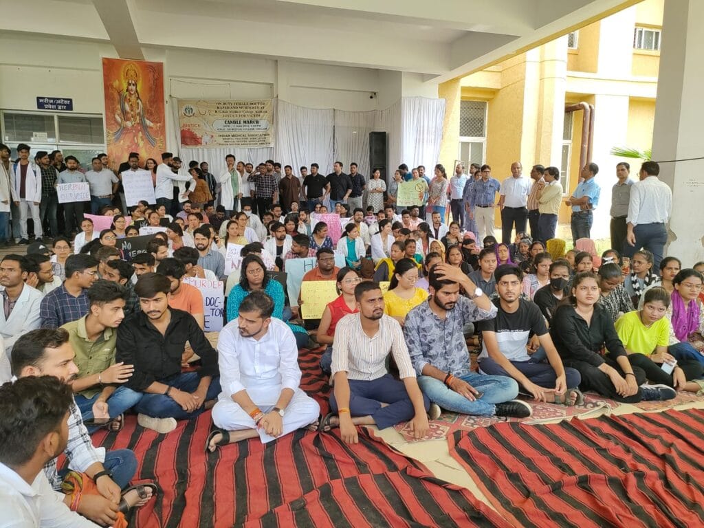 हाईकोर्ट की दो टूक- पहले हड़ताल खत्म करें डॉक्टर, फिर बात करेंगे, जान जा रही होगी, तो क्या दो दिन बाद दवाई देंगे? 3 High Court bluntly - First doctors should end the strike, then we will talk, if life is going on, will they give medicine after two days?, MP News, Today Updates, Kalluram News, Junior Doctors Strike Updates, Junior Doctors Strike Second Day, MP High Court