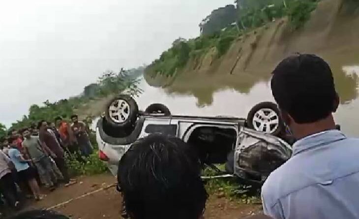 Four friends fell into the canal along with their car in Jabalpur, two people swam out, two missing, Jabalpur, Kalluram News, Today Updates, Accident