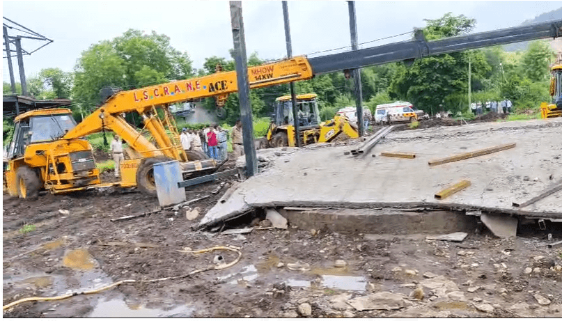फार्महाउस की छत गिरी, मलबे में दबने से 5 की मौत; एक दिन पहले डाली गई थी स्लैब 1 5 labour dead Farmhouse in Indore Near Mhow