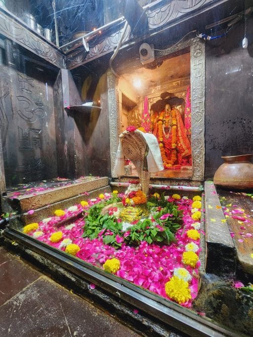 महाकाल को अर्पित की राखी, सवा लाख लड्डुओं का भोग लगाया; जबलपुर में 81 फीट ऊंचे मंदिर में विशेष पूजा 3 Rakhi was offered to Mahakal, 1.25 lakh laddus were offered; Special puja in 81 feet high temple in Jabalpur, Ujjain, Kalluram News, Today Updates, oday Is The Fifth And Last Monday Of Shravan, Rakhi Tied To Mahakaal, MP News