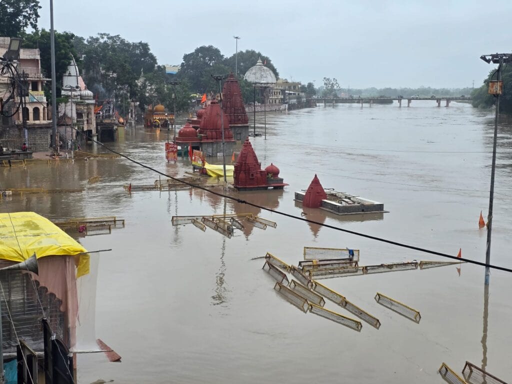 भोपाल में तेज बारिश, भदभदा-कलियासोत डैम के गेट खुले, उज्जैन में शिप्रा नदी के घाट पर मंदिर डूबे 1 Heavy Rain In Madhya Pradesh, gates of Bhadbhada-Kaliasot dam opened