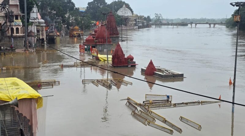 рднреЛрдкрд╛рд▓ рдореЗрдВ рддреЗрдЬ рдмрд╛рд░рд┐рд╢, рднрджрднрджрд╛-рдХрд▓рд┐рдпрд╛рд╕реЛрдд рдбреИрдо рдХреЗ рдЧреЗрдЯ рдЦреБрд▓реЗ, рдЙрдЬреНрдЬреИрди рдореЗрдВ рд╢рд┐рдкреНрд░рд╛ рдирджреА рдХреЗ рдШрд╛рдЯ рдкрд░ рдордВрджрд┐рд░ рдбреВрдмреЗ┬а 3 Heavy Rain In Madhya Pradesh, gates of Bhadbhada-Kaliasot dam opened