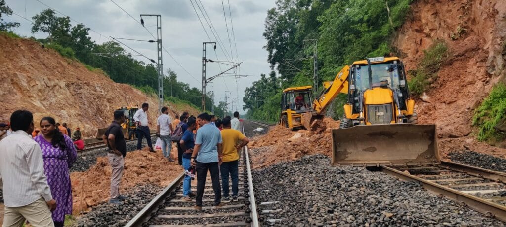 भोपाल में तेज बारिश, भदभदा-कलियासोत डैम के गेट खुले, उज्जैन में शिप्रा नदी के घाट पर मंदिर डूबे 2 Heavy Rain In Madhya Pradesh gates of Bhadbhada-Kaliasot dam opened