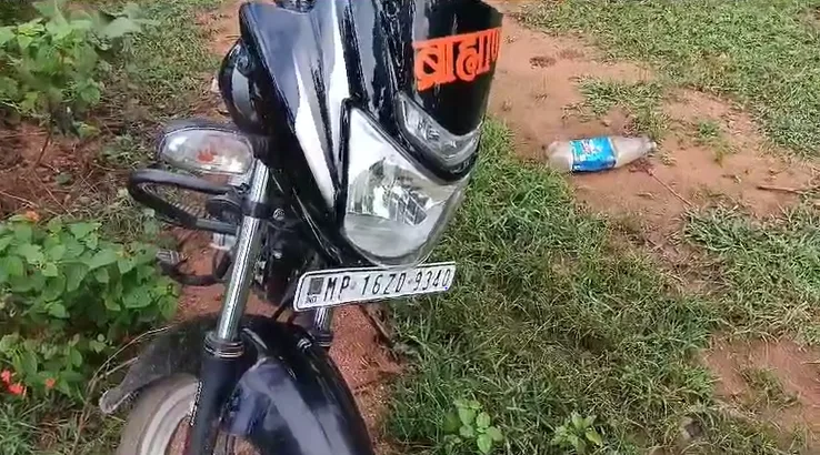 छतरपुर में फायरिंग कर बस लूटी, बाइक सवार बदमाशों ने यात्रियों से जेवर और कैश छीना; दो आरोपी गिरफ्तार 2 Bus Looted By Firing In Chhatarpur