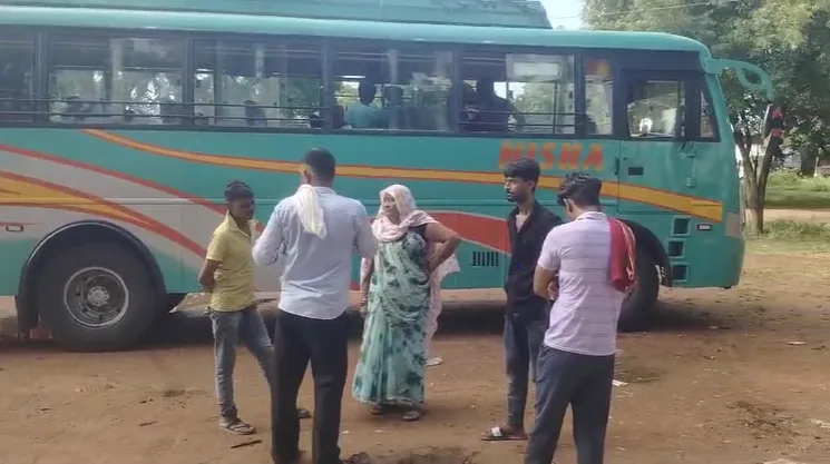 छतरपुर में फायरिंग कर बस लूटी, बाइक सवार बदमाशों ने यात्रियों से जेवर और कैश छीना; दो आरोपी गिरफ्तार 1 Bus Looted By Firing In Chhatarpur
