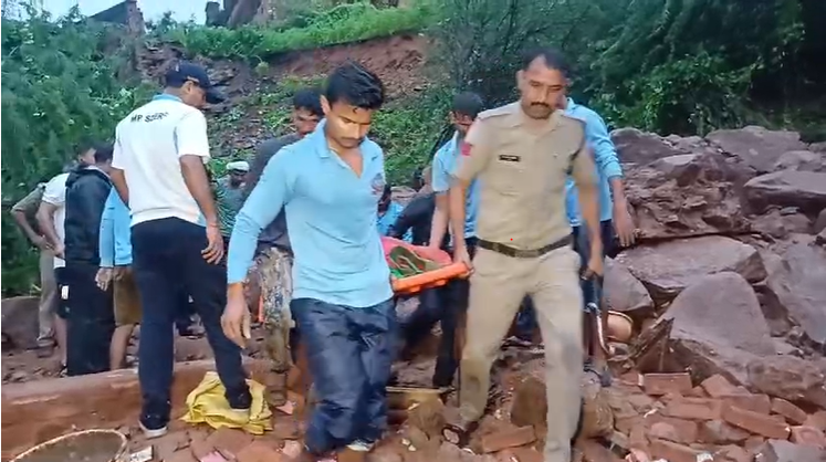 400 Year Old Wall Collapses And 7 People Dead In Datia