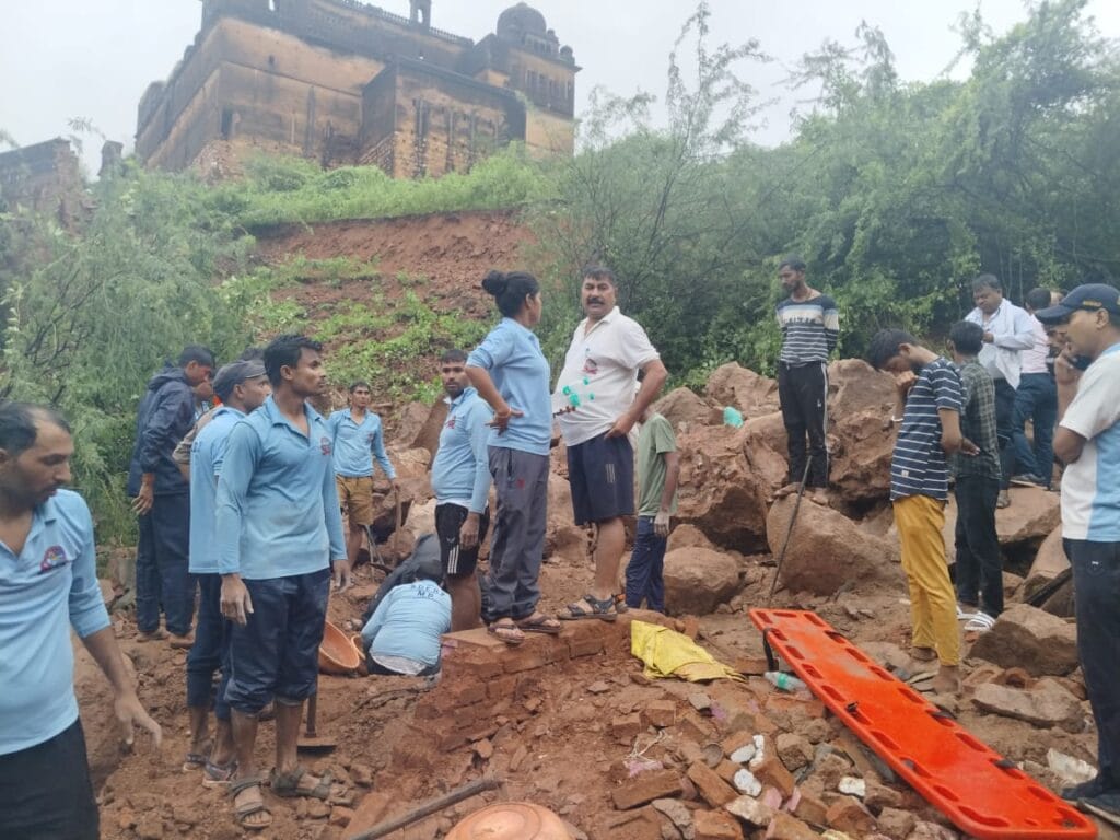 दतिया में 400 साल पुरानी दीवार गिरी, एक ही परिवार के 5 लोगों समेत 7 की मौत; दो को सुरक्षित बचाया 2 400 Year Old Wall Collapses And 7 People Dead In Datia