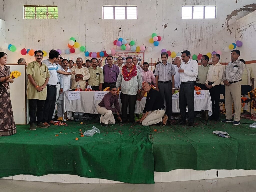 उत्कृष्ट उच्चतर माध्यमिक विद्यालय के प्रिंसिपल का विदाई समारोह आयोजित 1 Farewell ceremony of principal of excellent higher secondary school