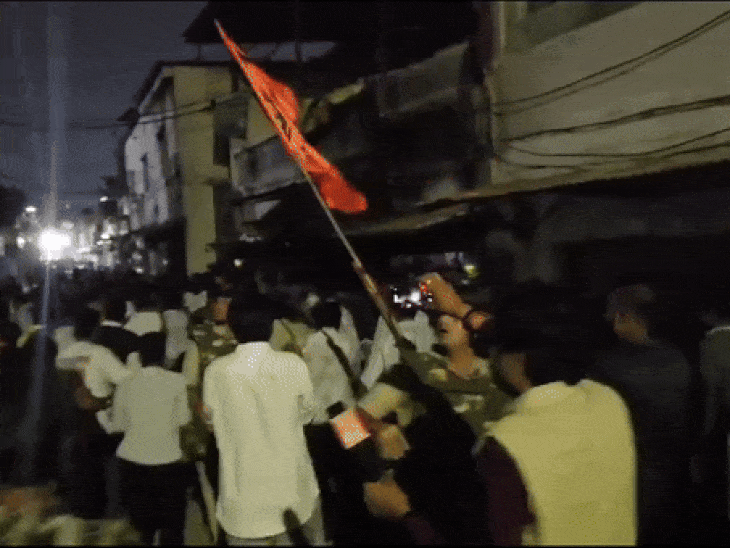 रतलाम में गणेश प्रतिमा जुलूस पर पथराव के बाद बवाल, लोगों ने थाना घेरा; पुलिस ने आंसू गैस छोड़ी-लाठी चार्ज 2 Chaos After Stone Pelting On Ganesh Idol Procession In Ratlam