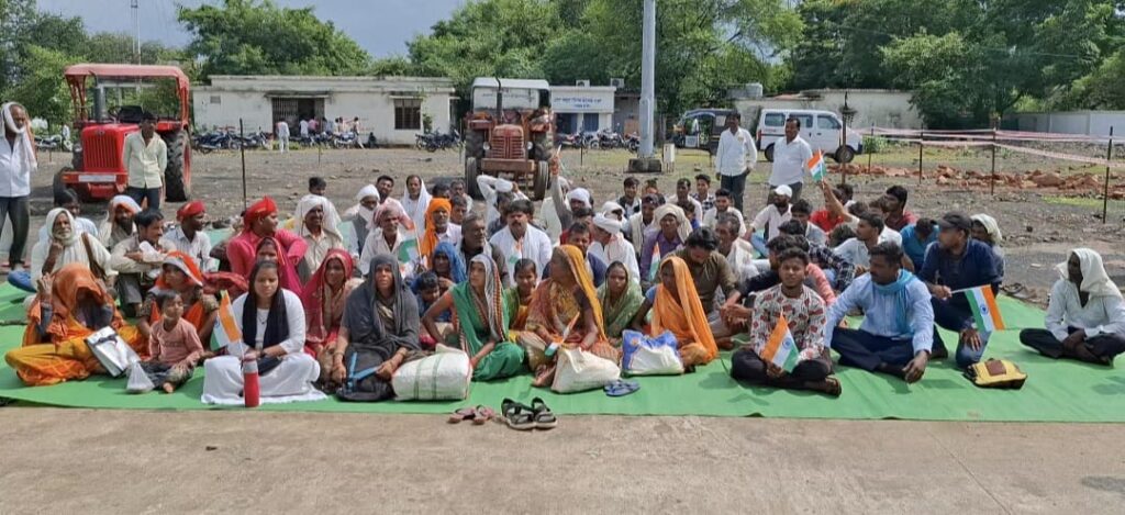 Farmers suffering from areas submerged in the ocean staged a protest