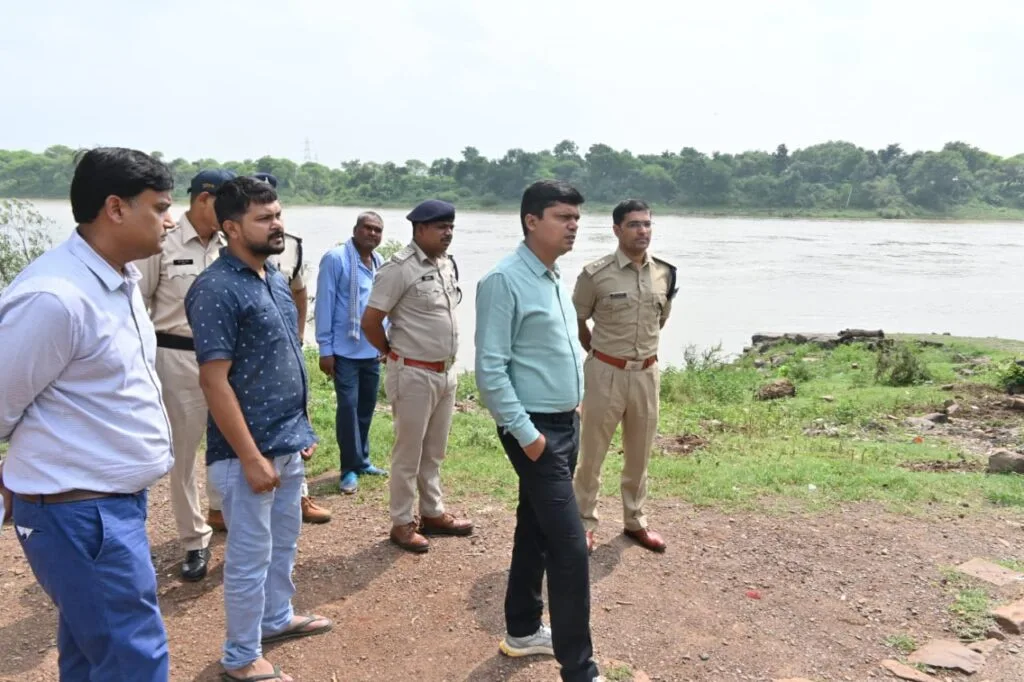विदिशा में कलेक्टर, एसपी ने गणेश मूर्ति विसर्जन को लेकर किया घाटों का निरीक्षण, दिए निर्देश 1 Vidisha Collector And SP Inspected The Ghats Regarding Ganesh Idol Immersion