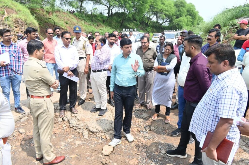 विदिशा में कलेक्टर, एसपी ने गणेश मूर्ति विसर्जन को लेकर किया घाटों का निरीक्षण, दिए निर्देश 2 Vidisha Collector And SP Inspected The Ghats Regarding Ganesh Idol Immersion