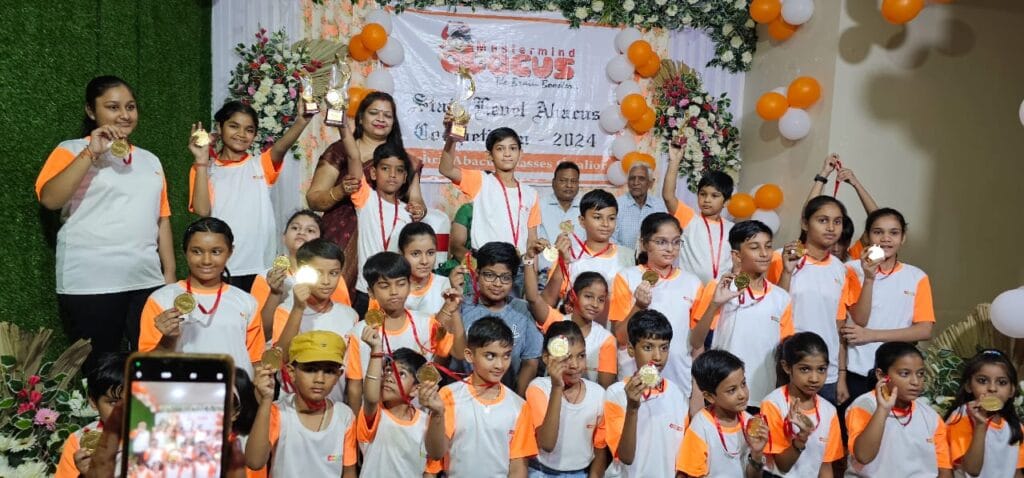ग्वालियर की सुश्रुत अबेकस के दो स्टूडेंट्स को चैंपियन ट्रॉफी-गोल्ड मेडल, 32 छात्रों को मेडल 1 Champion Trophy-Gold Medal to two students of Sushruta Abacus in Gwalior
