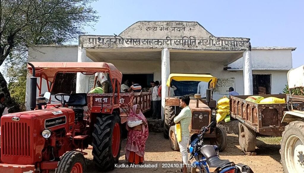 दीपनाखेड़ा सोसायटी में रसूखदारों को मिल रही खाद, छोटे किसान लगा रहे चक्कर 1 Influential people are getting fertilizer in Deepnakheda Society, small farmers are making rounds