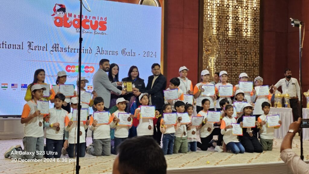 ग्वालियर मास्टर माइंड क्लासेस के स्टूडेंट्स को ट्रॉफी और गोल्ड मेडल, नेशनल अबेकस प्रतियोगिता में 1100 छात्राें लिया था हिस्सा 1 Students of Gwalior Master Mind Classes got trophy and gold medal, 1100 students participated in National Abacus Competition