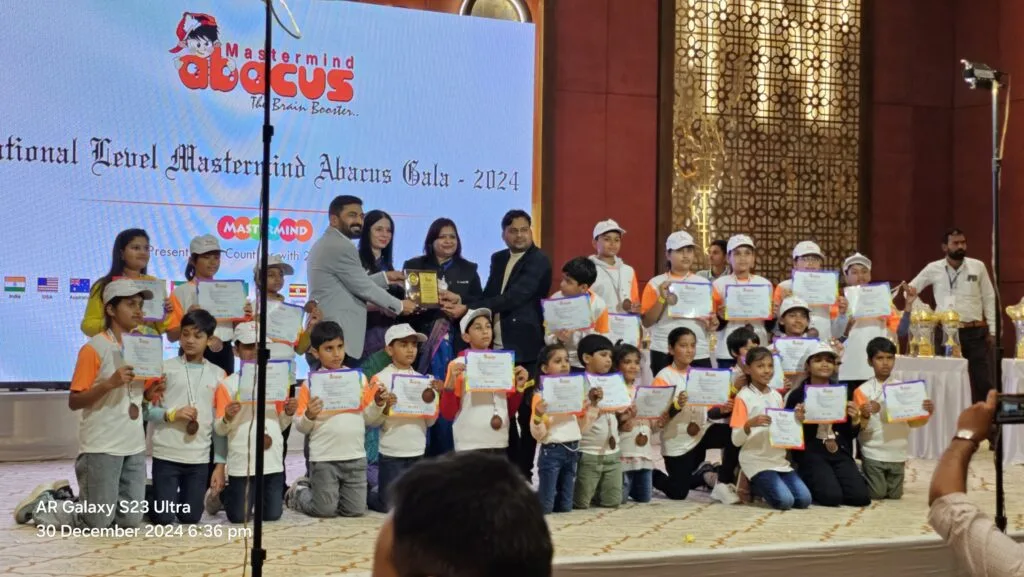 Students of Gwalior Master Mind Classes got trophy and gold medal, 1100 students participated in National Abacus Competition
