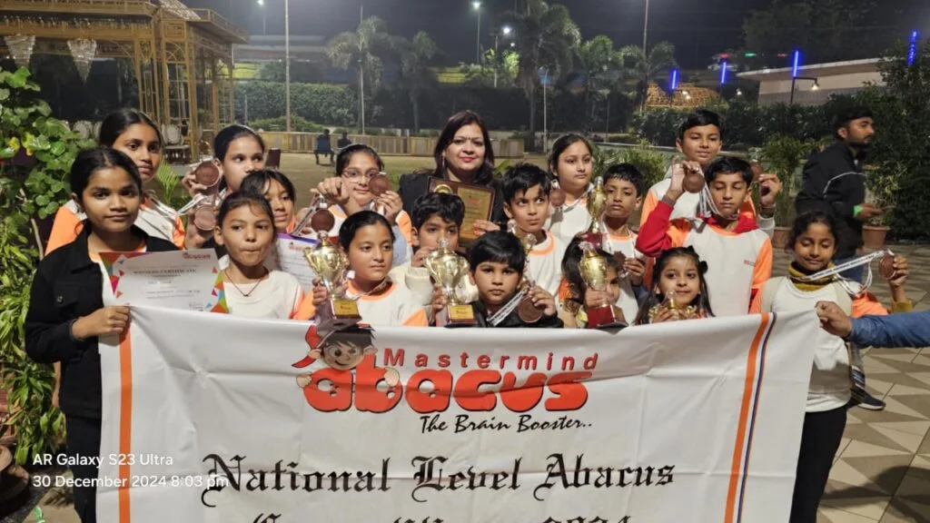 ग्वालियर मास्टर माइंड क्लासेस के स्टूडेंट्स को ट्रॉफी और गोल्ड मेडल, नेशनल अबेकस प्रतियोगिता में 1100 छात्राें लिया था हिस्सा 2 Students of Gwalior Master Mind Classes got trophy and gold medal
