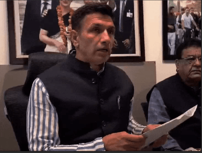 जीतू पटवारी बोले- कॉन्स्टेबल सौरभ की डायरी के 6 पन्नाें में 1300 करोड़ का हिसाब, तीनों जांच एजेंसियों पर उठया सवाल 1 Jeetu Patwari said- 6 pages of constable Saurabh's diary have account of 1300 crores