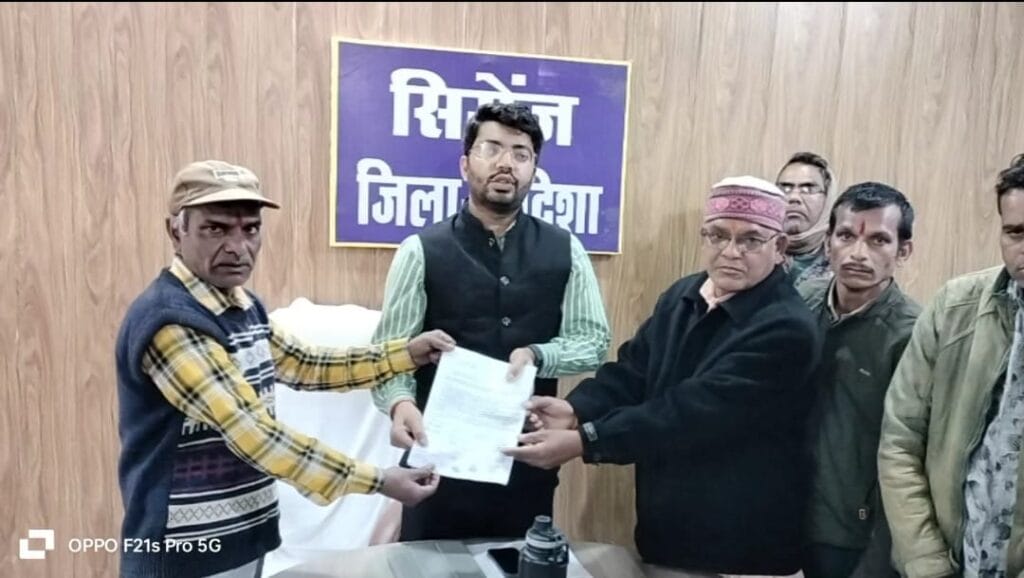 प्रशासन ने अतिक्रमण हटाने दिया नोटिस, प्रजापति समाज ने सौंपा ज्ञापन 1 Administration issued notice to remove encroachment