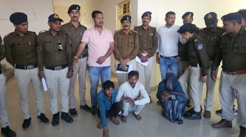 рдкрддреНрдиреА рдиреЗ рдкрдХрдбрд╝реЗ рдкреИрд░ рдФрд░ рдкреНрд░реЗрдореА рдиреЗ рдЧрд▓рд╛ рд░реЗрдд, рдЖрд░реЛрдкреА рдХреА рдХрдЯреА рдЙрдВрдЧрд▓реА рд╕реЗ рдЦреБрд▓рд╛ рд░рд╛рдЬ; ┬ардорд╣рд┐рд▓рд╛ рд╕рдореЗрдд рддреАрди рдЧрд┐рд░рдлреНрддрд╛рд░ 7 The wife held her feet and the lover strangled her In Shajapur