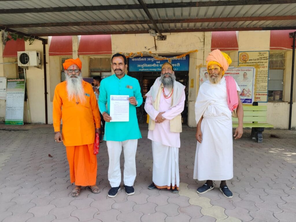 गोशाला की समस्याओं को लेकर कलेक्टर को दिया ज्ञापन, महंत बोले– अफसर कर रहे लीपापोती 1 Memorandum given to the Shajapur collector regarding the problems of the cowshed
