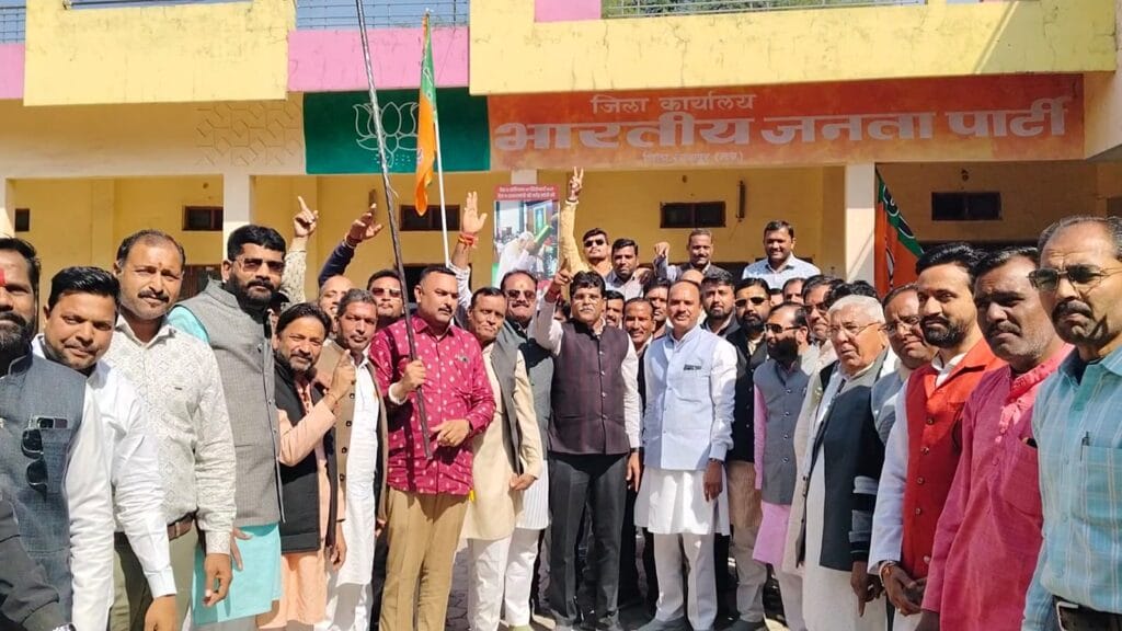 दिल्ली में 27 साल बाद आई भाजपा, शाजापुर में कार्यकर्ताओं ने की आतिशबाजी, मिठाई बांटी 1 workers burst fireworks and distributed sweets in Shajapur after BJP Won Delhi Election