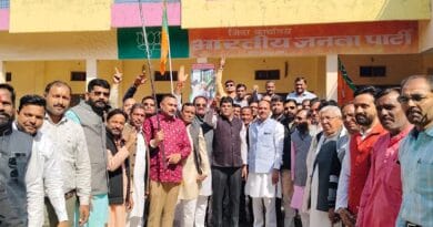 दिल्ली में 27 साल बाद आई भाजपा, शाजापुर में कार्यकर्ताओं ने की आतिशबाजी, मिठाई बांटी 3 workers burst fireworks and distributed sweets in Shajapur after BJP Won Delhi Election