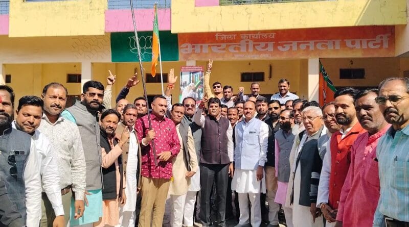 workers burst fireworks and distributed sweets in Shajapur after BJP Won Delhi Election