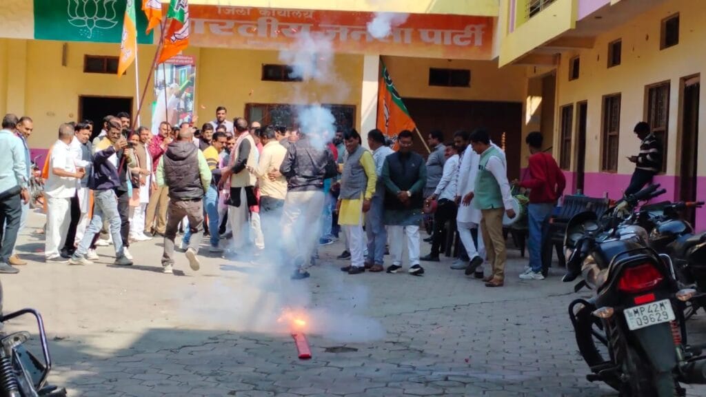 दिल्ली में 27 साल बाद आई भाजपा, शाजापुर में कार्यकर्ताओं ने की आतिशबाजी, मिठाई बांटी 2 workers burst fireworks and distributed sweets in Shajapur after BJP Won Delhi Election