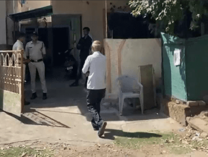 भोपाल में फंदे पर मिला डॉक्टर का शव, बेटी की लाश बेड पर मिली; इंस्टा पर मिला सुसाइड नोट 2 Doctor's body found hanging and daughter's body found on bed in Bhopal
