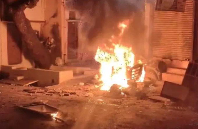 рдЯреАрдо рдЗрдВрдбрд┐рдпрд╛ рдХреА рдЬреАрдд рдХреЗ рдмрд╛рдж рдкрдерд░рд╛рд╡, рдорд╣реВ рдореЗрдВ рджреЛ рдЧреБрдЯреЛрдВ рдиреЗ рдЧрд╛реЬрд┐рдпрд╛рдВ рдФрд░ рджреБрдХрд╛рдиреЗрдВ рдлреВрдВрдХреА; рдкреБрд▓рд┐рд╕ рдиреЗ рд▓рд╛рдареАрдЪрд╛рд░реНрдЬ рдХрд┐рдпрд╛┬а 5 Rukus In Mhow After Indian Team Won Trophy