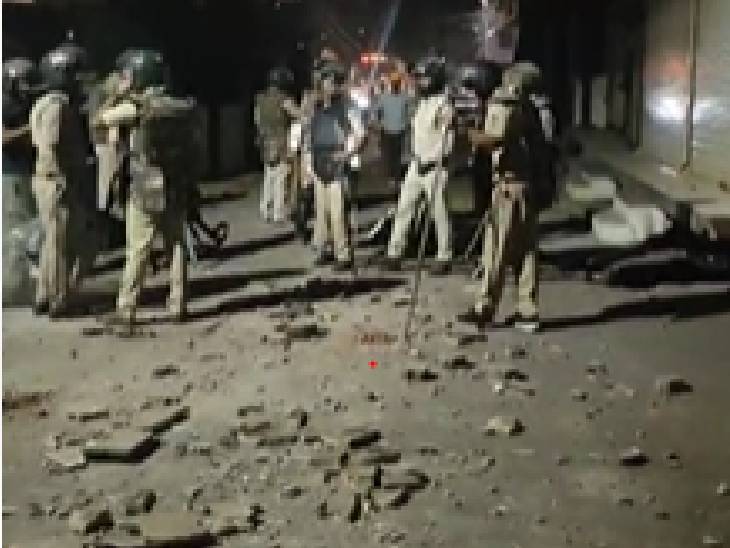 टीम इंडिया की जीत के बाद पथराव, महू में दो गुटों ने गाड़ियां और दुकानें फूंकी; पुलिस ने लाठीचार्ज किया 4 Rukus In Mhow After Indian Team Won Trophy