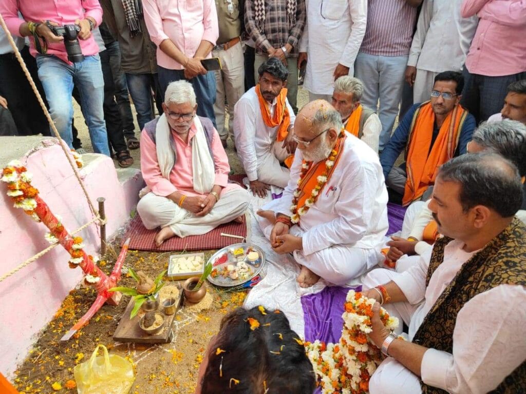 विधायक ने किया 4 करोड़ के विकास कार्यों का भूमि पूजन व लोकार्पण 1 MLA performed Bhoomi Pujan and inauguration of development works worth Rs. 4 crores In Sironj