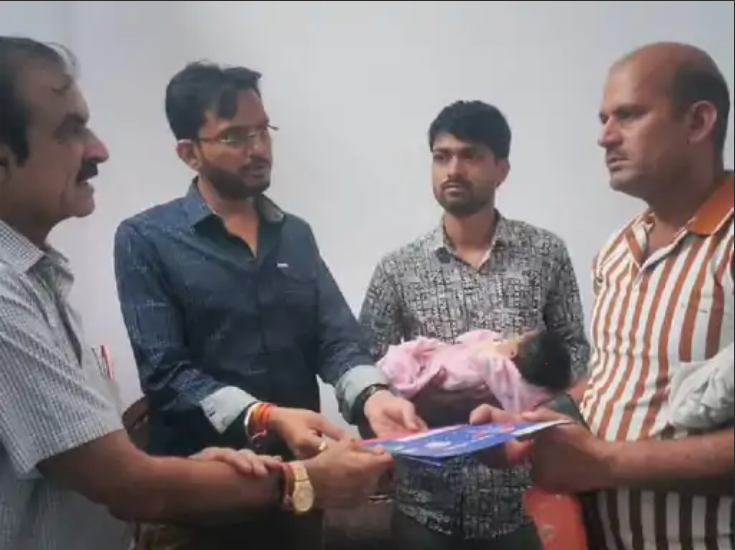 सैनिक की बीमार बेटी के लिए रात में खुला हेल्थ ऑफिस, दिल में छेद होने पर दस्तावेज बनाकर जबलपुर से मुंबई भेजा 2 In Jabalpur Health office opened at night for the ailing daughter of a soldier