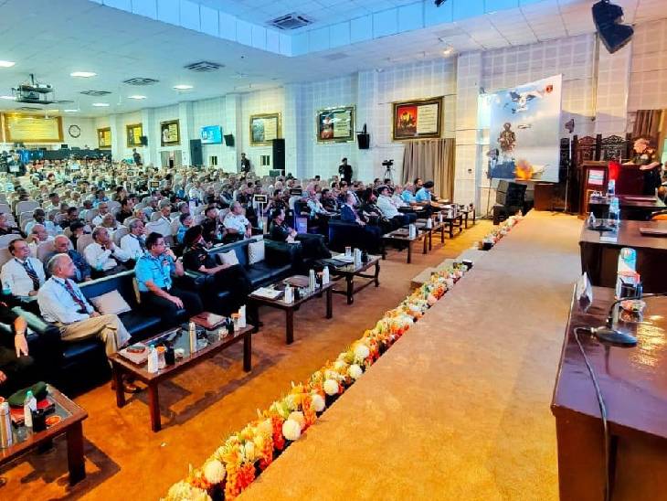 CDS बोले– शांति चाहते हैं, तो युद्ध के लिए तैयार रहें, रण संवाद में कहा – ऑपरेशन सिंदूर जारी 2 CDS said- If you want peace, then be ready for war