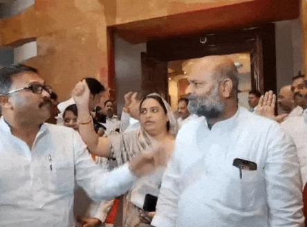 विधानसभा में कांग्रेस विधायकों ने लगाए 'विजय शाह इस्तीफा दो' के नारे, सदन की कार्यवाही 4 अगस्त तक स्थगित 2 Congress MLAs raised slogans of 'Vijay Shah resign' in the MP assembly