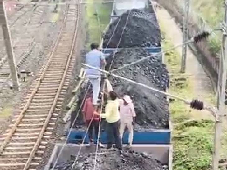 अनूपपुर में ओवरलोड मालगाड़ी का कोयला हाईटेंशन लाइन से टकराया, चिंगारियां निकलीं, तार टूटकर गिरे 2 In Anuppur, coal from an overloaded freight train collided with a high-tension line