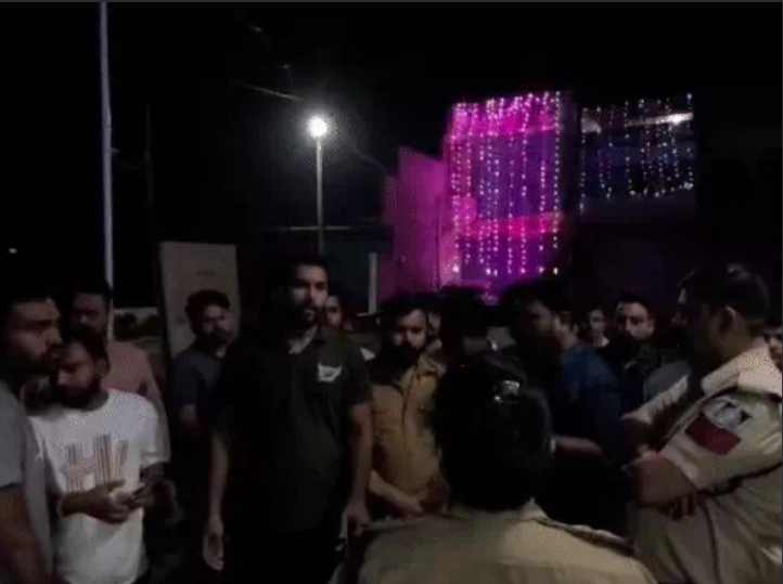 कटनी में थाने में पुलिसकर्मियों को दौड़ा-दौड़ाकर पीटा, दो घायल; पांच लोगों पर FIR 2 Policemen were chased and beaten at the police station in Katni