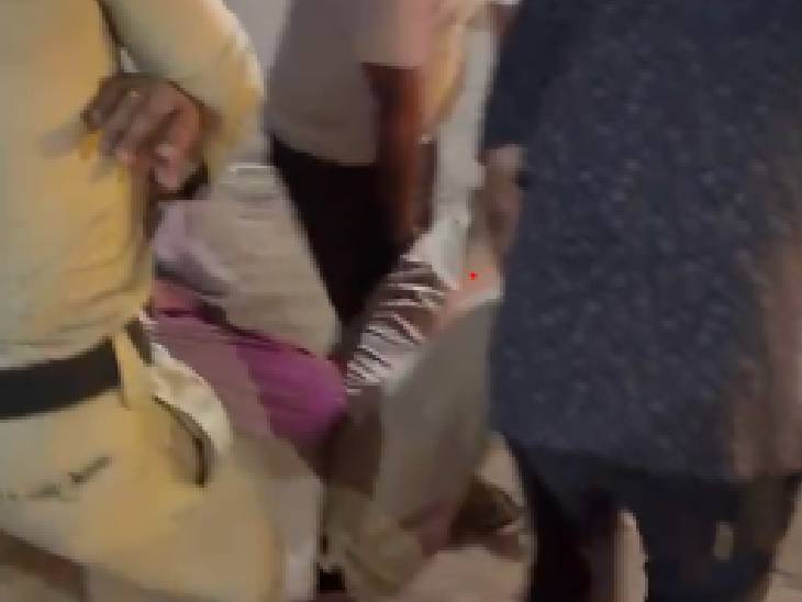 कटनी में थाने में पुलिसकर्मियों को दौड़ा-दौड़ाकर पीटा, दो घायल; पांच लोगों पर FIR 3 Policemen were chased and beaten at the police station in Katni