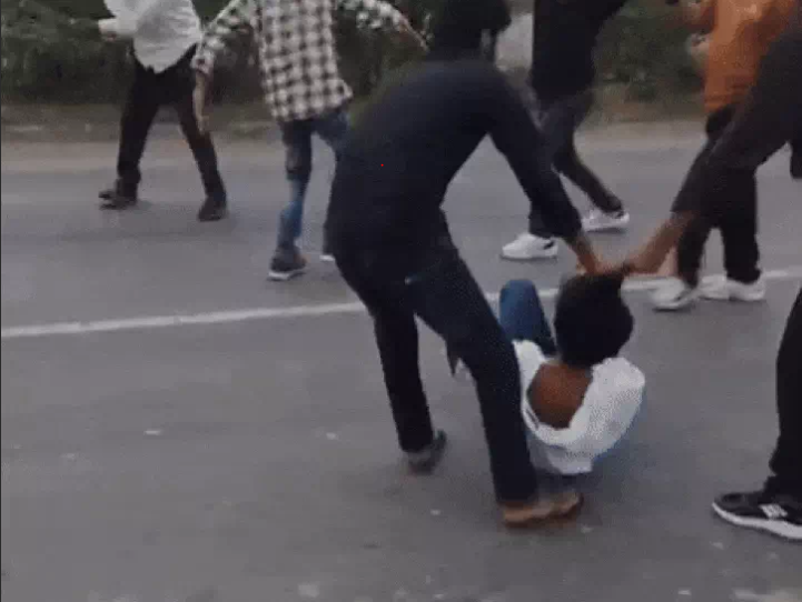 मुरैना में युवक को हाईवे पर घसीटा, लाठियों से पीटा; आरोपी को लगी गोली, दिल्ली रेफर 2 a young man was dragged onto a highway and beaten with sticks In Morena