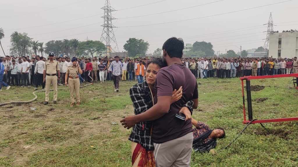 निर्माणाधीन रेलवे ब्रिज से क्रेन गिरी, दो की मौत; पिलर शिफ्ट करते समय बिगड़ा संतुलन 2 Crane falls from under-construction railway bridge