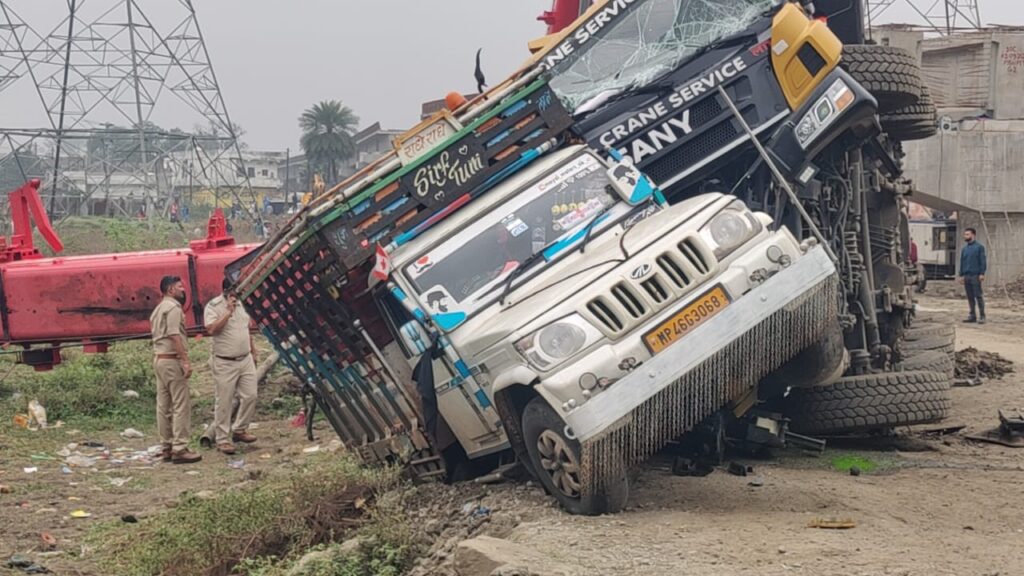 निर्माणाधीन रेलवे ब्रिज से क्रेन गिरी, दो की मौत; पिलर शिफ्ट करते समय बिगड़ा संतुलन 3 Crane falls from under-construction railway bridge