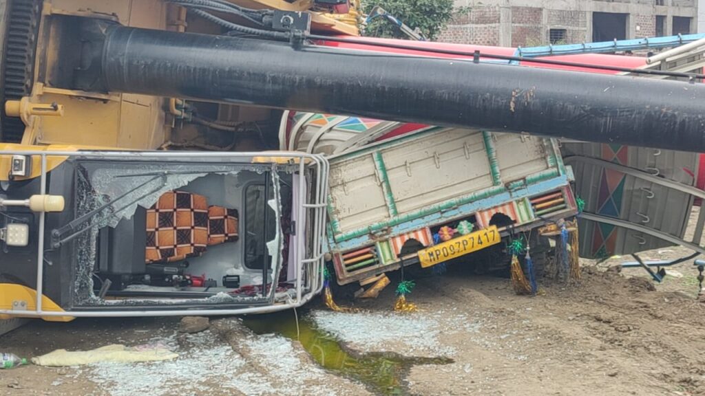 निर्माणाधीन रेलवे ब्रिज से क्रेन गिरी, दो की मौत; पिलर शिफ्ट करते समय बिगड़ा संतुलन 4 Crane falls from under-construction railway bridge