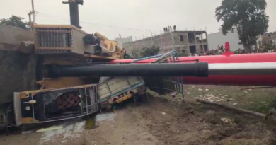 निर्माणाधीन रेलवे ब्रिज से क्रेन गिरी, दो की मौत; पिलर शिफ्ट करते समय बिगड़ा संतुलन Crane falls from under-construction railway bridge