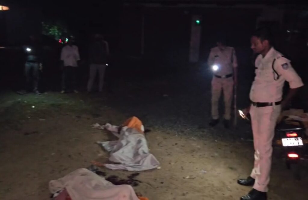 सागर में पारिवारिक विवाद में माता-पिता की सब्बल मार कर हत्या, लाश के पास बैठा मिला बेटा 1 In Sagar parents were murdered with axes in a family dispute