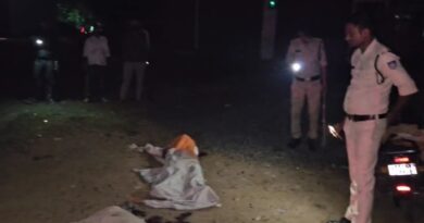 सागर में पारिवारिक विवाद में माता-पिता की सब्बल मार कर हत्या, लाश के पास बैठा मिला बेटा 4 In Sagar parents were murdered with axes in a family dispute