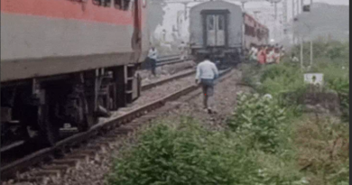 मुंबई-भागलपुर एक्सप्रेस के कोच की कपलिंग टूटी, दो हिस्सों में बंटी ट्रेन; 100 मीटर पीछे छूटे तीन डिब्बे 4 A Mumbai-Bhagalpur Express coach's coupling broke, splitting the train in two