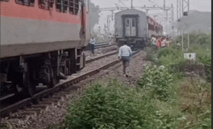 рдореБрдВрдмрдИ-рднрд╛рдЧрд▓рдкреБрд░ рдПрдХреНрд╕рдкреНрд░реЗрд╕ рдХреЗ рдХреЛрдЪ рдХреА рдХрдкрд▓рд┐рдВрдЧ рдЯреВрдЯреА, рджреЛ рд╣рд┐рд╕реНрд╕реЛрдВ рдореЗрдВ рдмрдВрдЯреА рдЯреНрд░реЗрди; 100 рдореАрдЯрд░ рдкреАрдЫреЗ рдЫреВрдЯреЗ рддреАрди рдбрд┐рдмреНрдмреЗ 2 A Mumbai-Bhagalpur Express coach's coupling broke, splitting the train in two