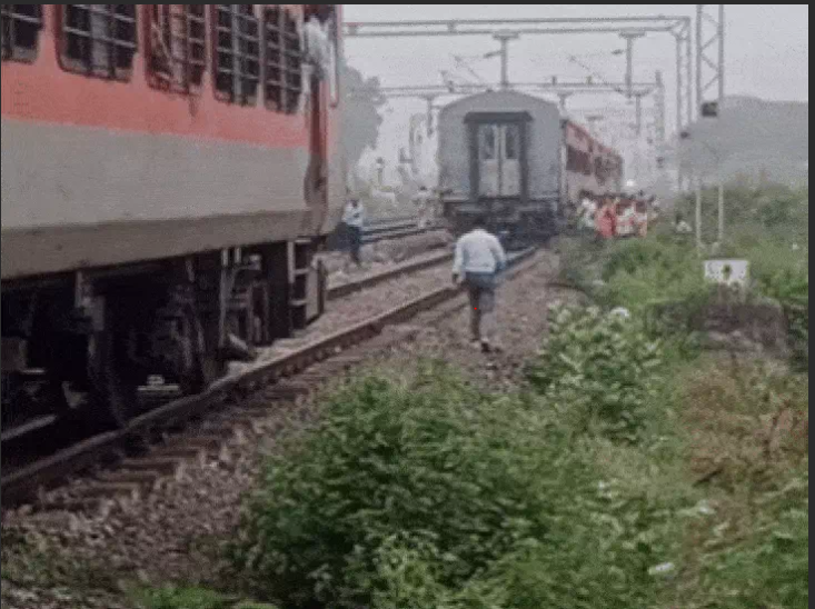 मुंबई-भागलपुर एक्सप्रेस के कोच की कपलिंग टूटी, दो हिस्सों में बंटी ट्रेन; 100 मीटर पीछे छूटे तीन डिब्बे 1 A Mumbai-Bhagalpur Express coach's coupling broke, splitting the train in two