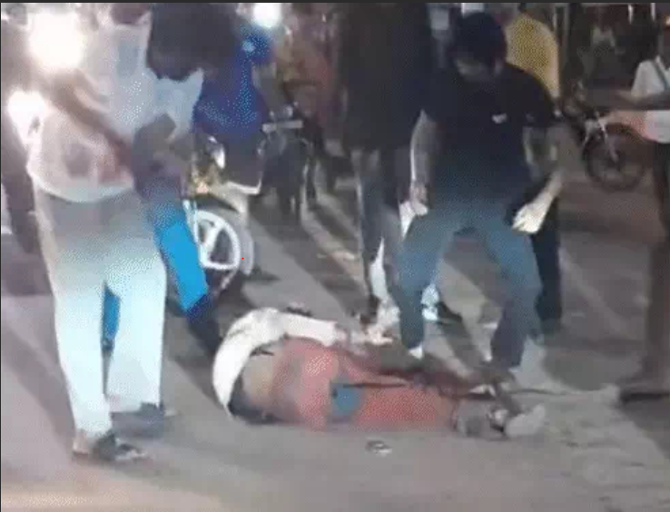 शिवपुरी में लोगों ने युवक को सड़क पर पटका, मारे लात–घूंसे और डंडा, पुलिस का सायरन सुन भागे आरोपी 1 In Shivpuri people threw a young man on the road cruely